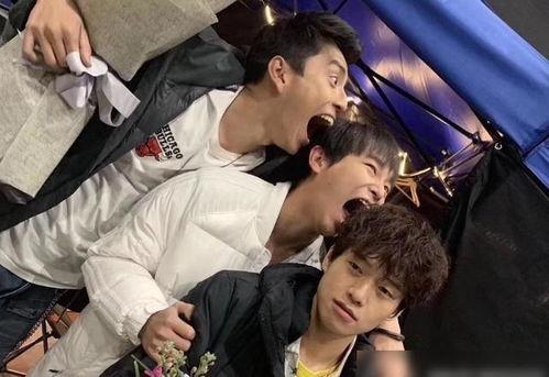 娱乐圈爆料电台有哪些名字,揭秘明星幕后故事,揭秘娱乐圈风云变幻 第2张 娱乐圈爆料电台有哪些名字,揭秘明星幕后故事,揭秘娱乐圈风云变幻 第2张